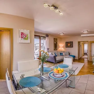 Apartmán With Private 90 Sqm Rooftop, Free Parking And Air Condition
